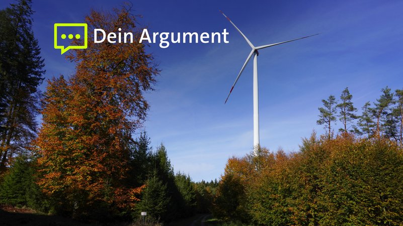 Ein Windrad steht in einem Wald. Im Hintergrund ist blauer Himmel zu sehen. | Bild: BR/Bernd Nitsche Ein Windrad steht in einem Wald. Im Hintergrund ist blauer Himmel zu sehen.