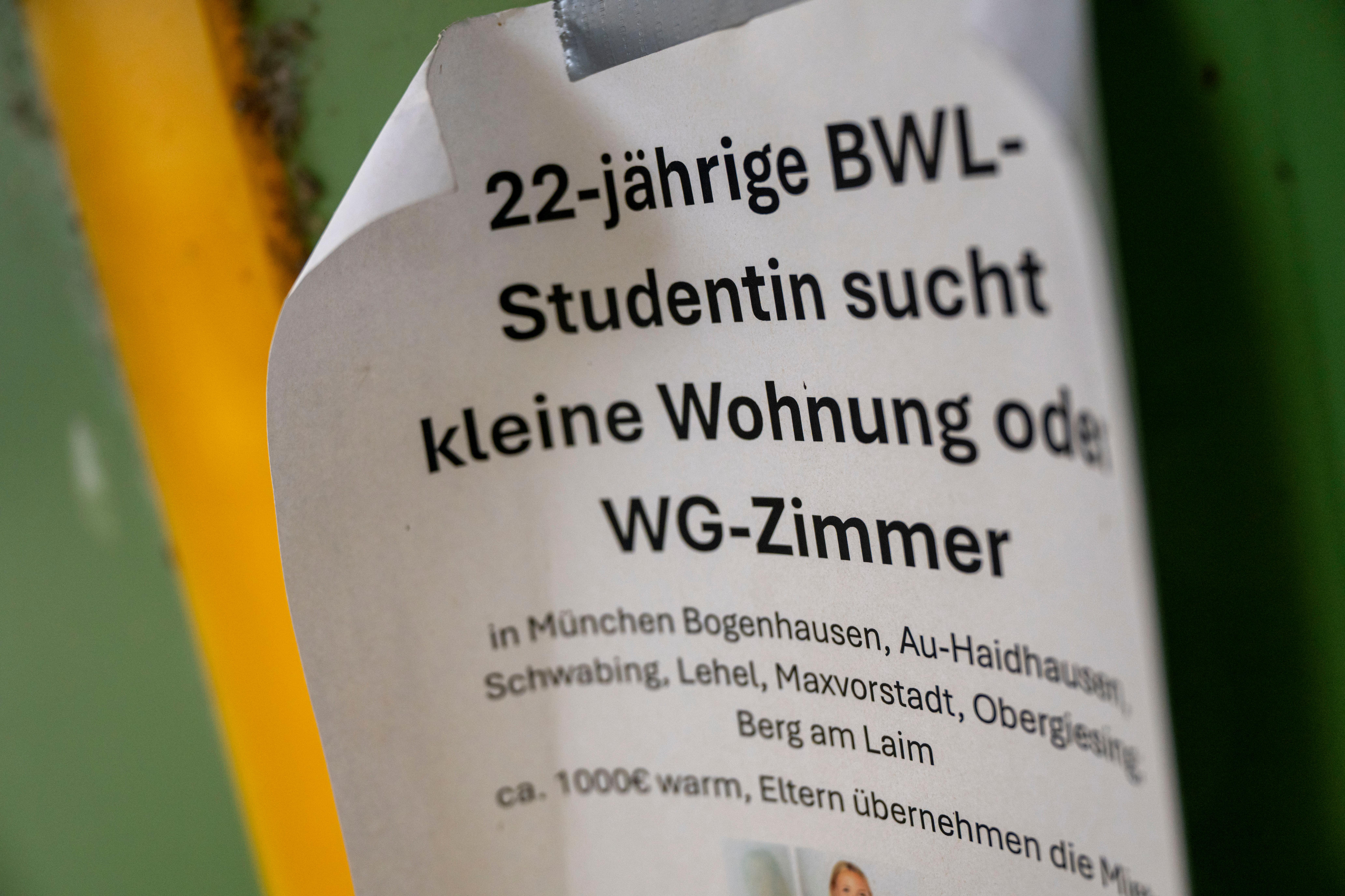 Ein Zettel mit der Aufschrift "22-jährige BWL-Studentin sucht kleine Wohnung oder WG-Zimmer" hängt in München. 