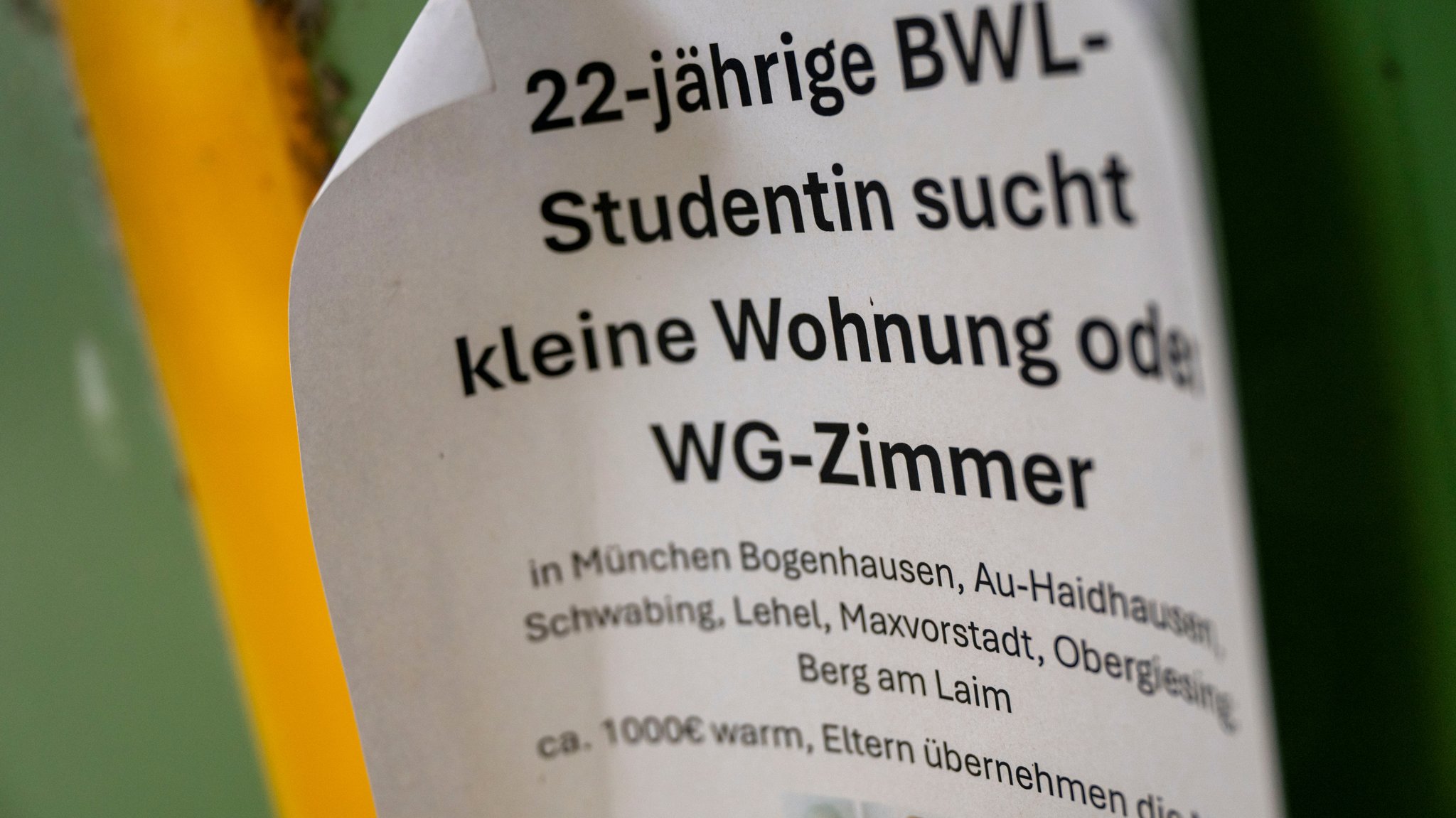 Ein Zettel mit der Aufschrift "22-jährige BWL-Studentin sucht kleine Wohnung oder WG-Zimmer" hängt in München. 