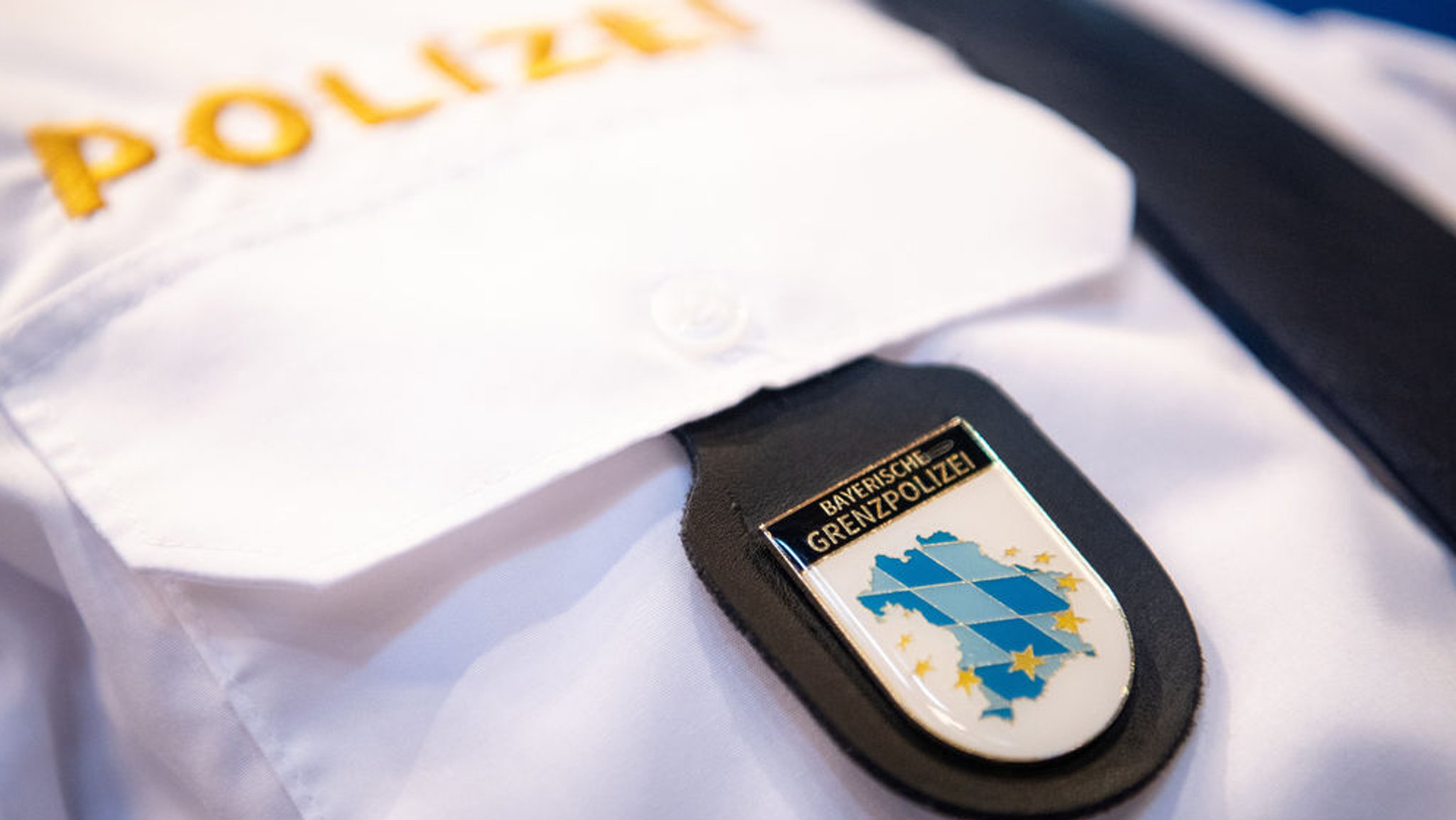 Das Wappen der Bayerischen Grenzpolizei ist auf einer Uniform zu sehen