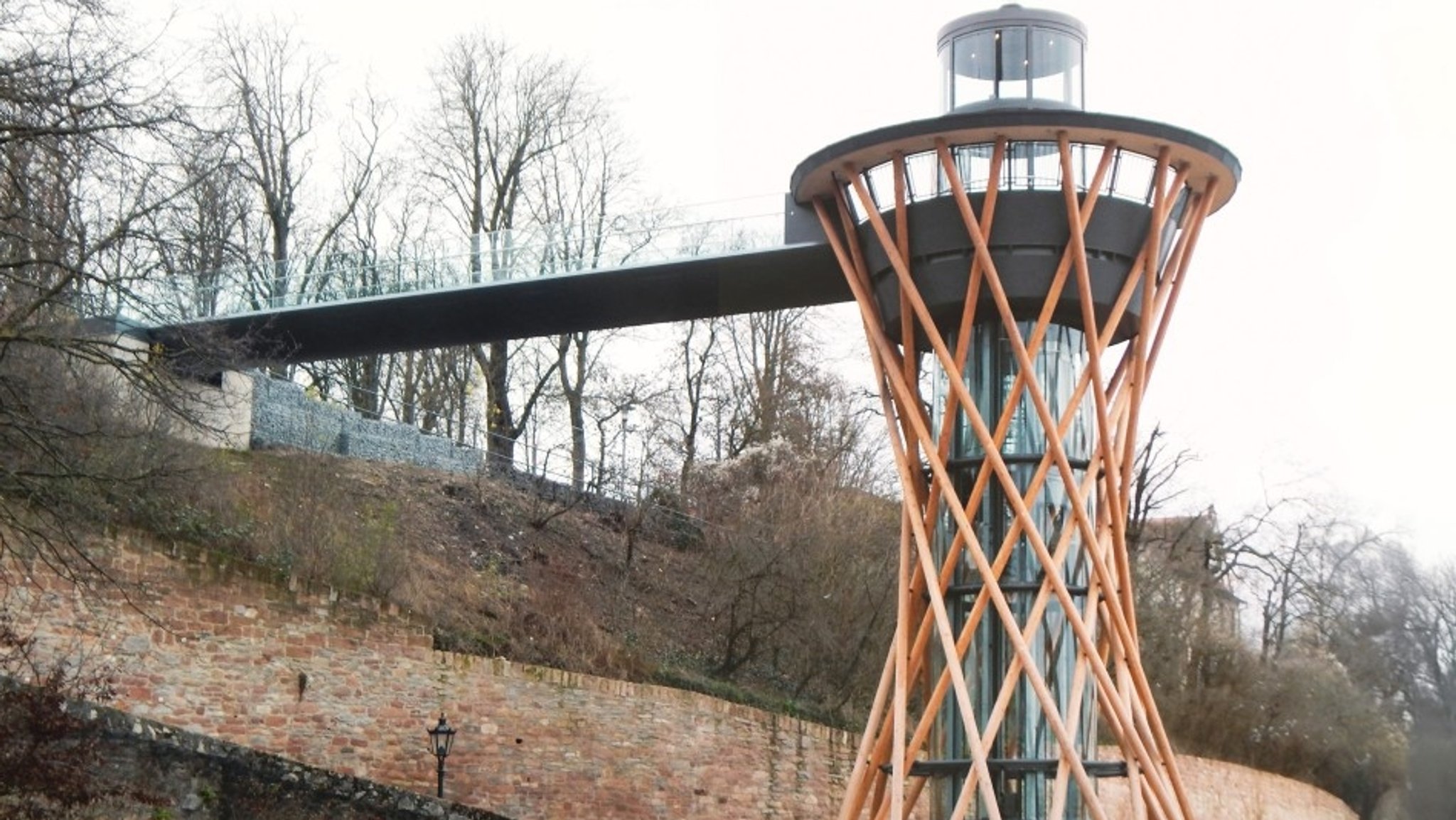 Der Aufzugturm in Aschaffenburg.