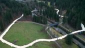 Wie ein weißes Band zieht sich die fertige Loipe 900 Meter lang über eine Wiese im Stillachtal bei Oberstdorf. | Bild:BR / Markus Wessely