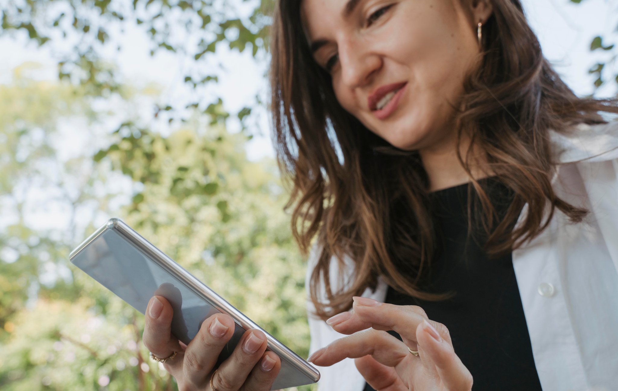 Frau mit Smartphone (Symbolbild, aufgenommen im August 2023)