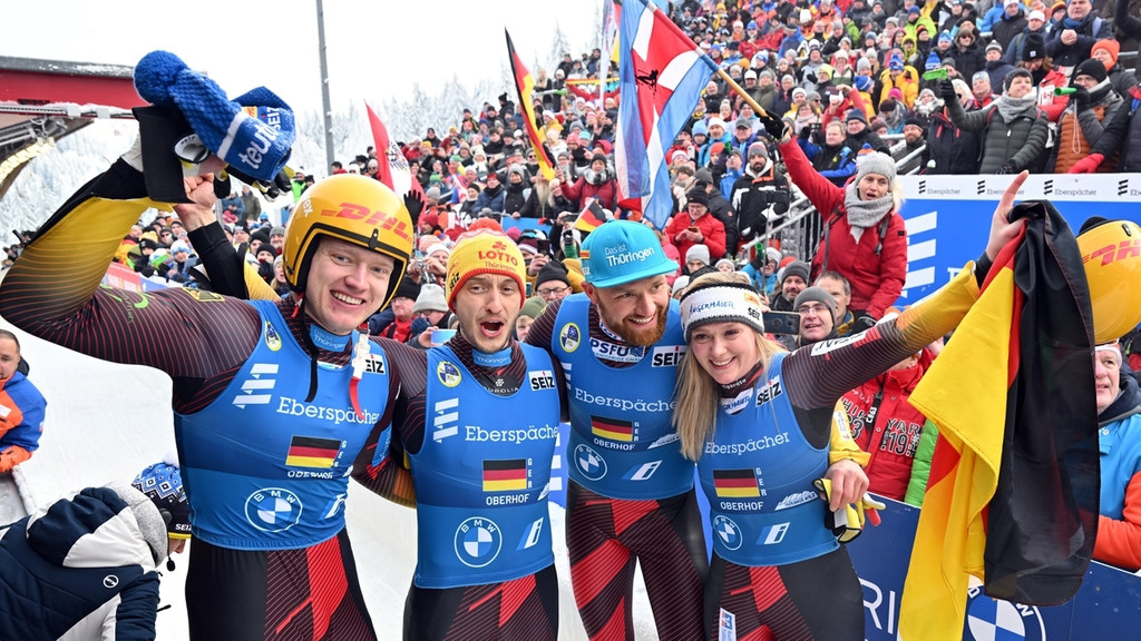 Rodel-WM, Team Staffel (von links): Toni Eggert, Sascha Benecken, Max Langenhan und Anna Berreiter bejubeln im Ziel den Weltmeistertitel.