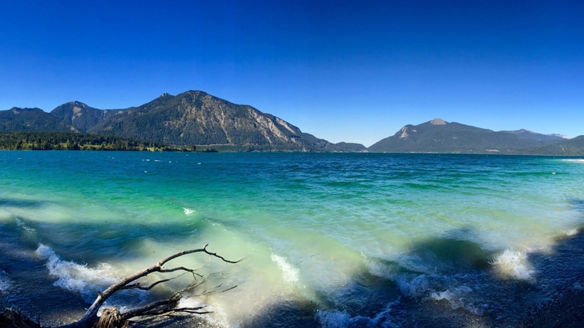 Walchensee mit Bergen im Hintegrund.