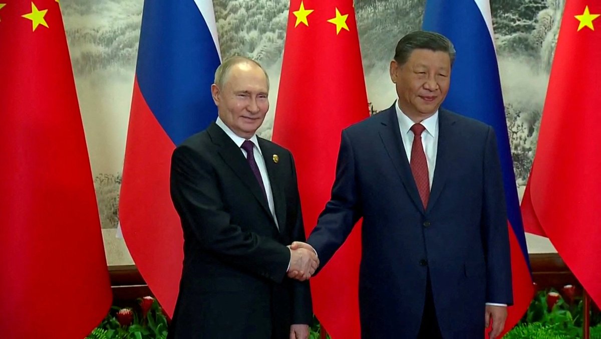 Chinas Präsident Xi Jinping (re) hat dem chinesischen Staatsfernsehen zufolge den russischen Präsidenten Wladimir Putin (li) in Peking empfangen.