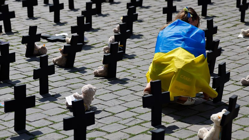 30.7.2022: Schwarze Kreuze für verstorbene Kinder im Ukraine-Krieg. Der deutsch-ukrainische Verein Blau Gelbes Kreuz e.V. hat auf dem Heumarkt eine Kundgebung zum Gedenken an die während der Kriegshandlungen verstorbenen Kinder in der Ukraine abgehalten. 
