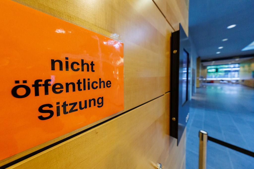 03.05.2024, Bayern, Würzburg: "nicht öffentliche Sitzung" steht auf einem Schild an der Eingangstür zu einem Sitzungssaal im Landgericht. Knapp acht Monate nach dem gewaltsamen Tod eines 14-Jährigen im fränkischen Lohr am Main beginnt am Freitag vor dem Landgericht Würzburg der Prozess gegen einen Gleichaltrigen. Die Öffentlichkeit ist in der Verhandlung vor der Großen Jugendkammer ausgeschlossen. Der angeklagte Deutsche soll sein Opfer am 8. September 2023 auf einem Schulgelände mit einem Kopfschuss heimtückisch von hinten getötet haben. Foto: Daniel Karmann/dpa +++ dpa-Bildfunk +++