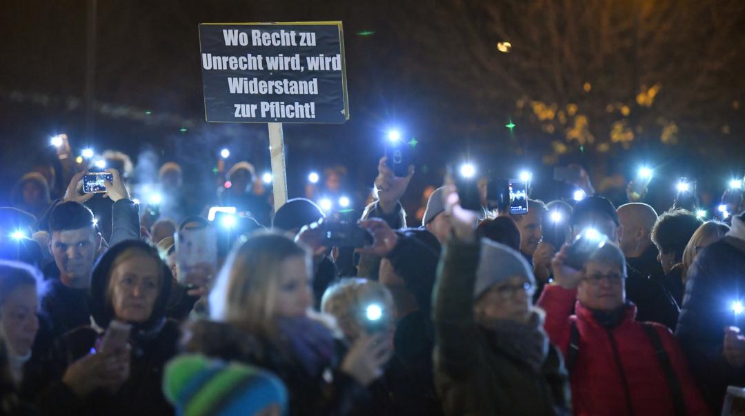 Thüringen, Erfurt: "Wo Recht zu Unrecht wird, wird Widerstand zur Pflicht" steht auf dem Plakat, das ein Mann bei einer Demonstration vor dem Thüringer Landtag in den Händen hält.  | Bild:dpa-Bildfunk/Martin Schutt