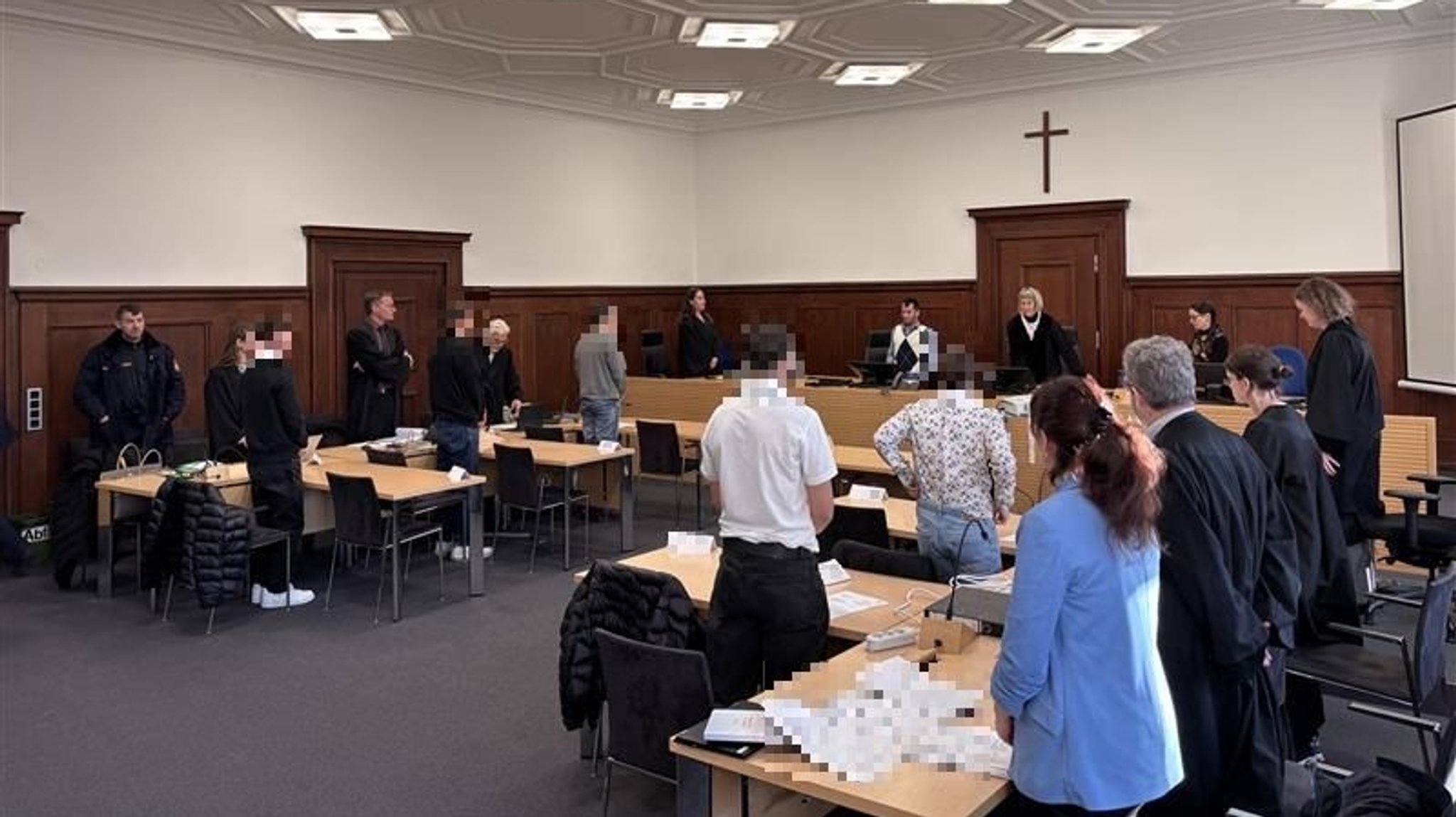 Die fünf Angeklagten am ersten Tag des Prozesses am Amtsgericht Nürnberg. | Bild: BR/Florian Weber Die fünf Angeklagten am ersten Tag des Prozesses am Amtsgericht Nürnberg.