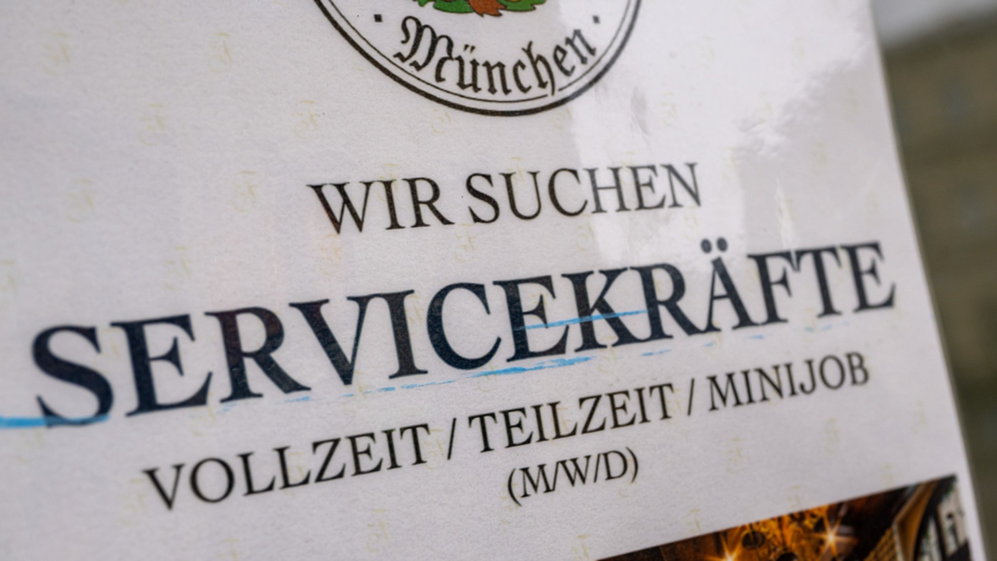 Der Personalmangel im deutschen Gastgewerbe dürfte sich nach Einschätzung des Branchenverbandes Dehoga in den kommenden Monaten weiter verschärfen. Vor allem kleinere Betriebe im ländlichen Raum haben Probleme, Fachkräfte zu finden.