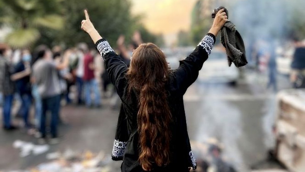 Der Alptraum der Islamischen Republik: Brennende Kopftücher