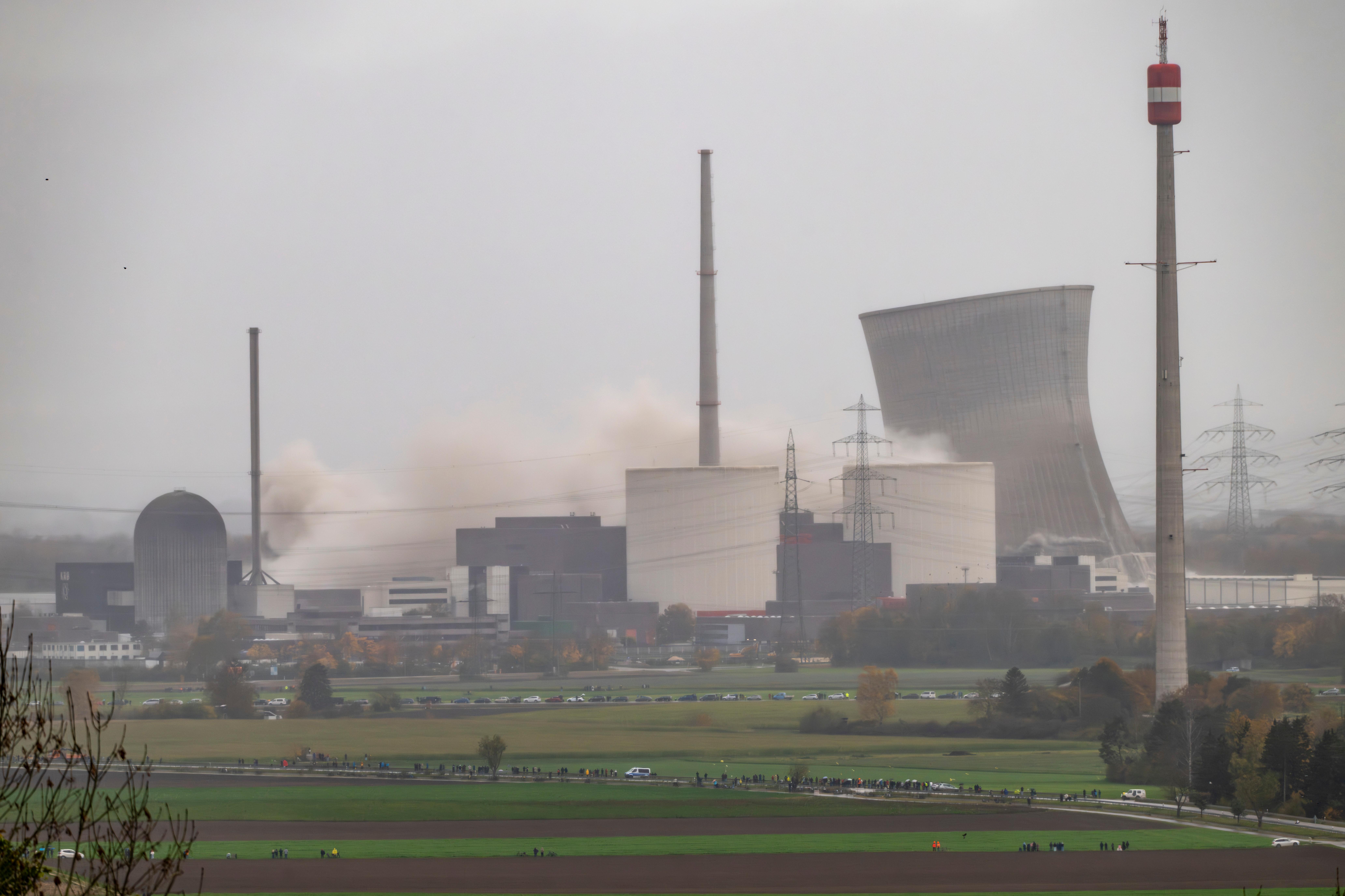 Im BR24-Video: Ende eines Wahrzeichens - Kühltürme in Gundremmingen gesprengt