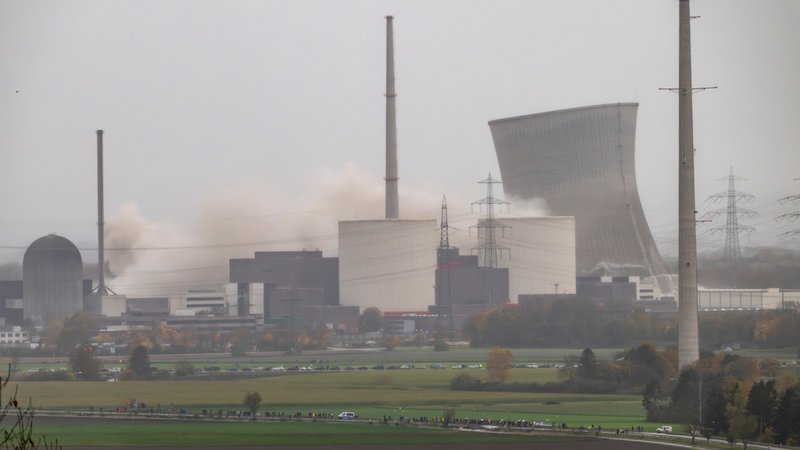Im BR24-Video: Ende eines Wahrzeichens - Kühltürme in Gundremmingen gesprengt | Bild: pa/Dpa/Peter Kneffel Im BR24-Video: Ende eines Wahrzeichens - Kühltürme in Gundremmingen gesprengt