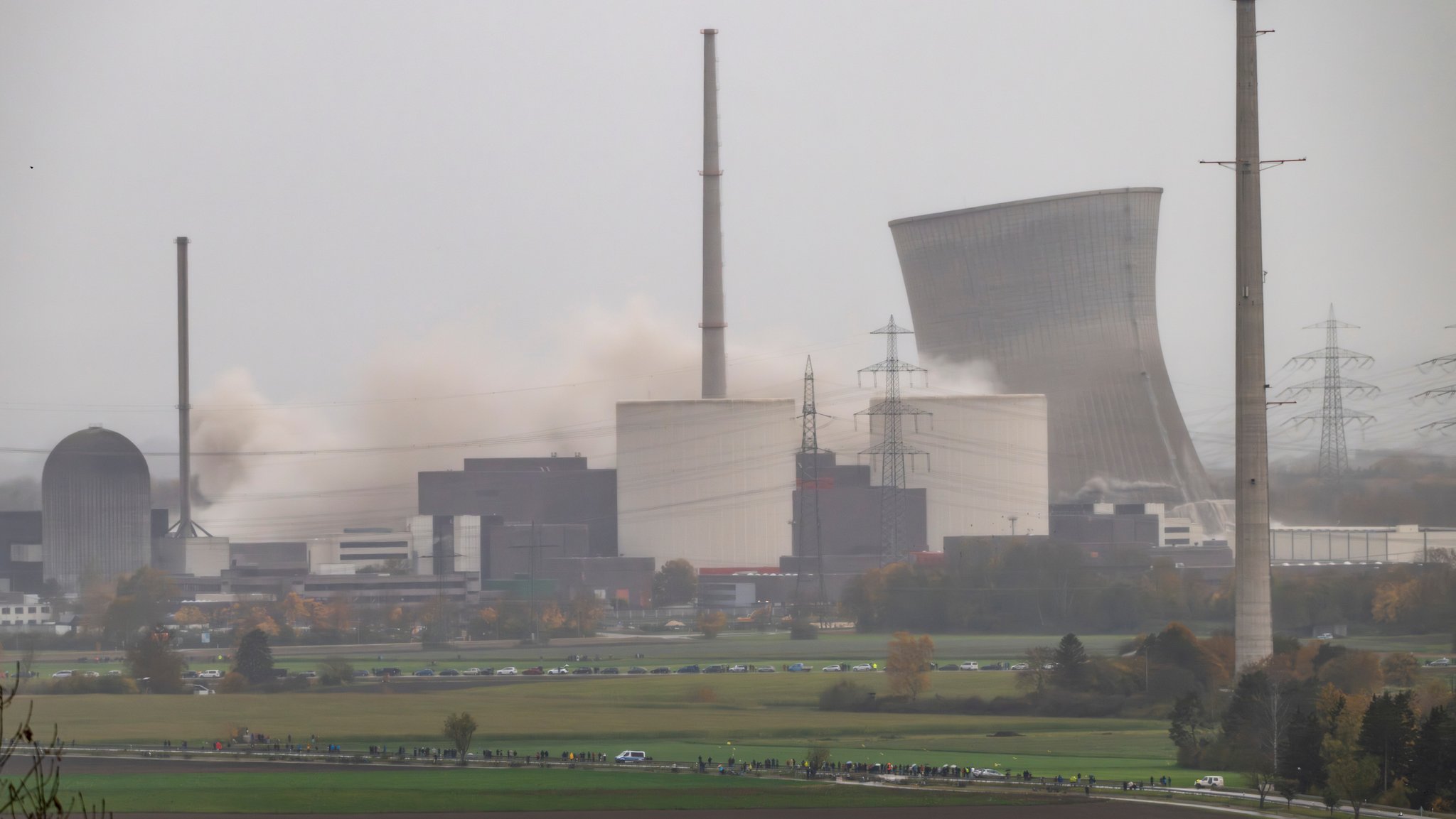 Im BR24-Video: Ende eines Wahrzeichens - Kühltürme in Gundremmingen gesprengt | Bild: pa/Dpa/Peter Kneffel Im BR24-Video: Ende eines Wahrzeichens - Kühltürme in Gundremmingen gesprengt