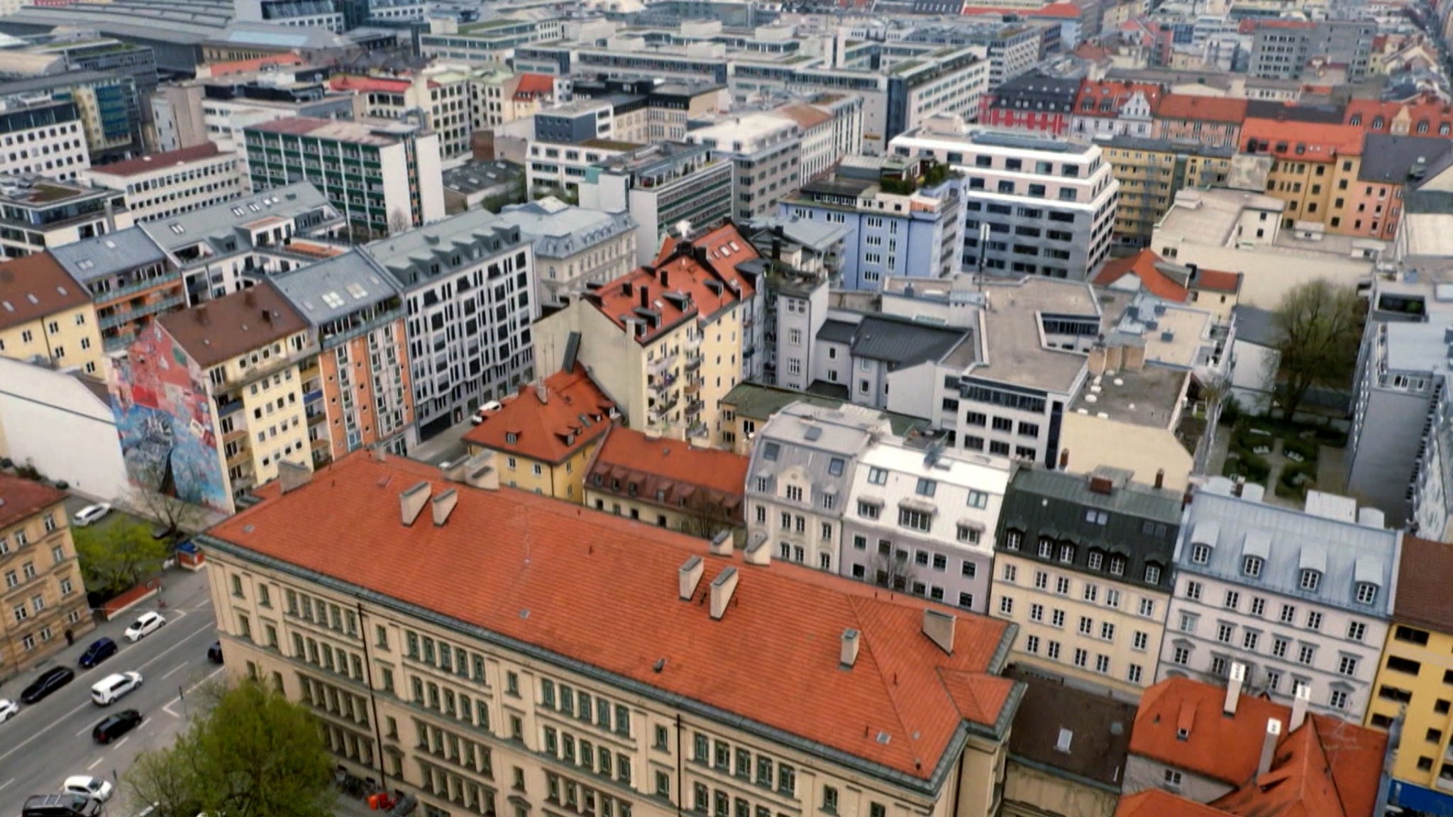Auf beispielsweise Airbnb können Reisende leicht Wohnungen und Häuser mieten. Das Geschäft boomt, doch seit Jahren gibt es Proteste. | Bild: Bayerischer Rundfunk 2026 Auf beispielsweise Airbnb können Reisende leicht Wohnungen und Häuser mieten. Das Geschäft boomt, doch seit Jahren gibt es Proteste.