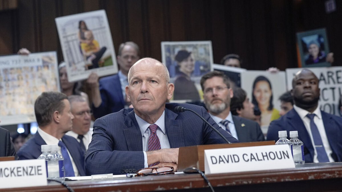 18.06.2024, USA, Washington: Boeing-CEO Dave Calhoun sagt bei einer Anhörung des Senatsunterausschusses für Innere Sicherheit auf dem Capitol Hill aus. Foto: Mariam Zuhaib/AP +++ dpa-Bildfunk +++