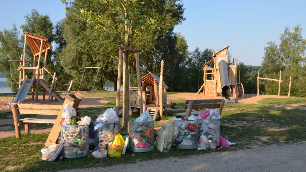 Müllsäcke und -tonnen an einem Spielplatz am Brombachsee