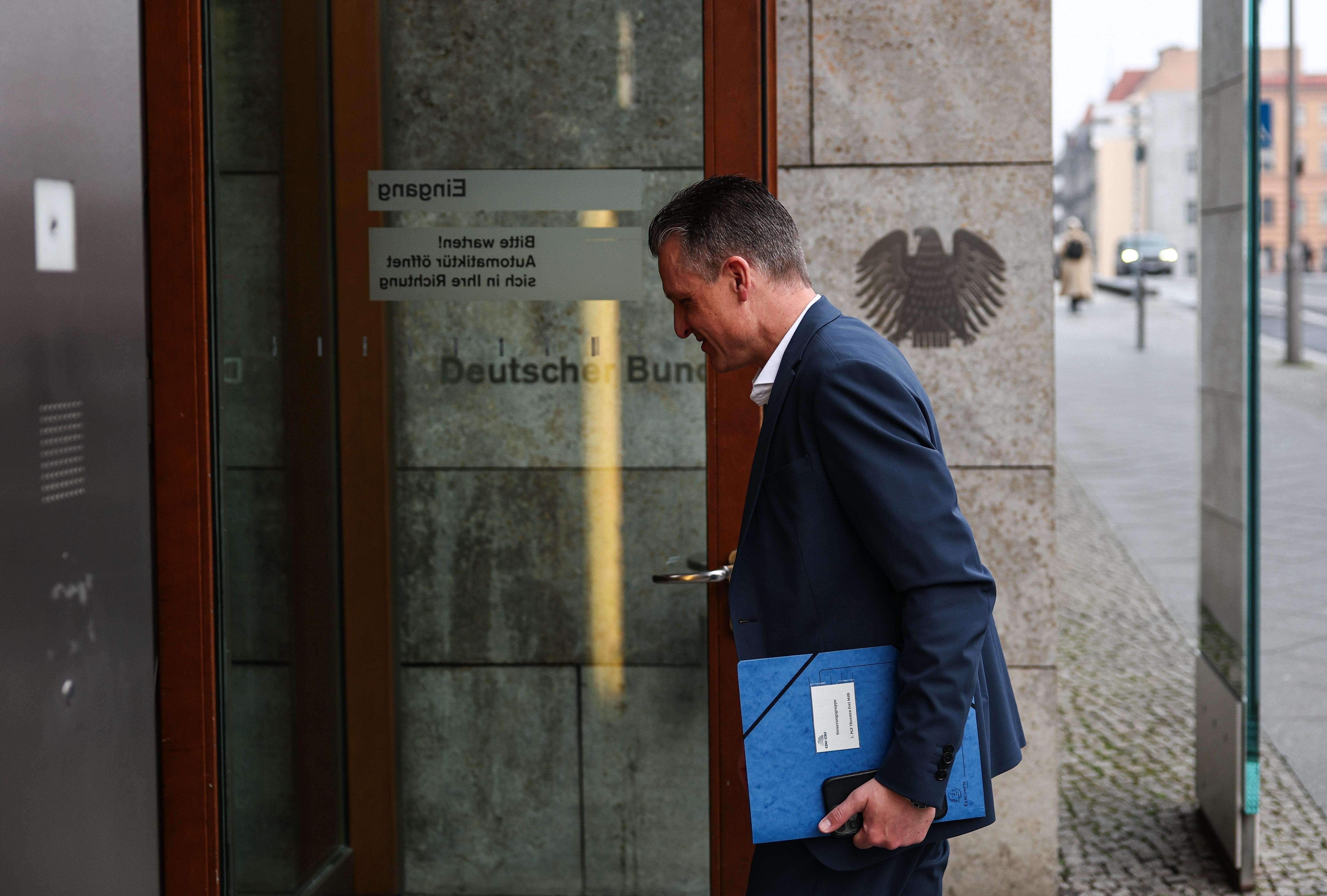 Thorsten Frei (CDU) kommt am Jakob-Kaiser-Haus an. Fünf Tage nach der Bundestagswahl treffen sich die Unterhändler zum ersten Mal für Sondierungsgespräche. Eine schwarze-rote Koalition ist nach der Wahl die wahrscheinlichste Regierung. (28.02.2025)