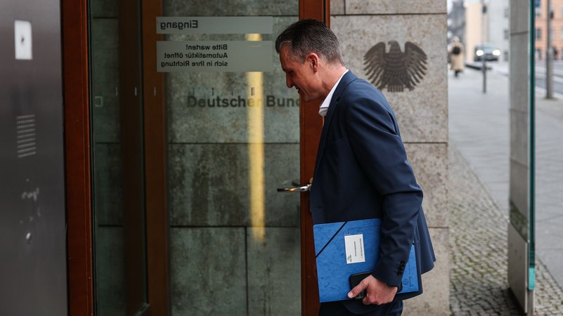 Thorsten Frei (CDU) kommt am Jakob-Kaiser-Haus an. Fünf Tage nach der Bundestagswahl treffen sich die Unterhändler zum ersten Mal für Sondierungsgespräche. Eine schwarze-rote Koalition ist nach der Wahl die wahrscheinlichste Regierung. (28.02.2025) | Bild: picture alliance/dpa | Hannes P Albert Thorsten Frei (CDU) kommt am Jakob-Kaiser-Haus an. Fünf Tage nach der Bundestagswahl treffen sich die Unterhändler zum ersten Mal für Sondierungsgespräche. Eine schwarze-rote Koalition ist nach der Wahl die wahrscheinlichste Regierung. (28.02.2025)