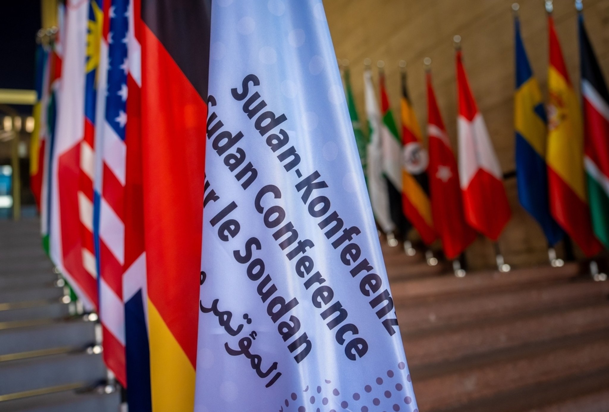 Die Konferenz in Berlin besteht aus einem Außenministertreffen, einer humanitären Konferenz mit Finanzierungszusagen und einer Zusammenkunft ziviler Akteure, um einen Friedensfahrplan auszuhandeln.