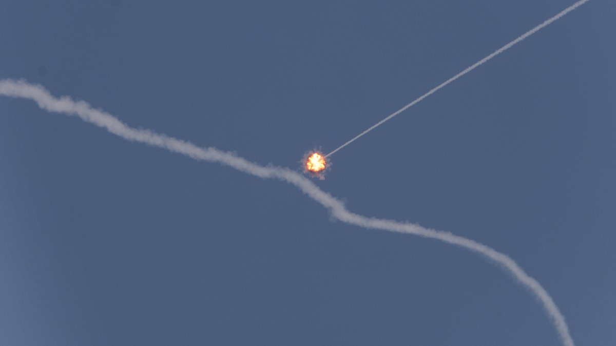 Israels Flugabwehrsystem "Iron Dome" fängt eine Rakete ab.