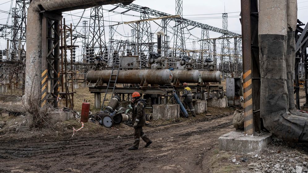 05.01.2023, Arbeiter in einem Kraftwerk versuchen, Schäden zu reparieren | Bild:dpa-Bildfunk/Evgeniy Maloletka