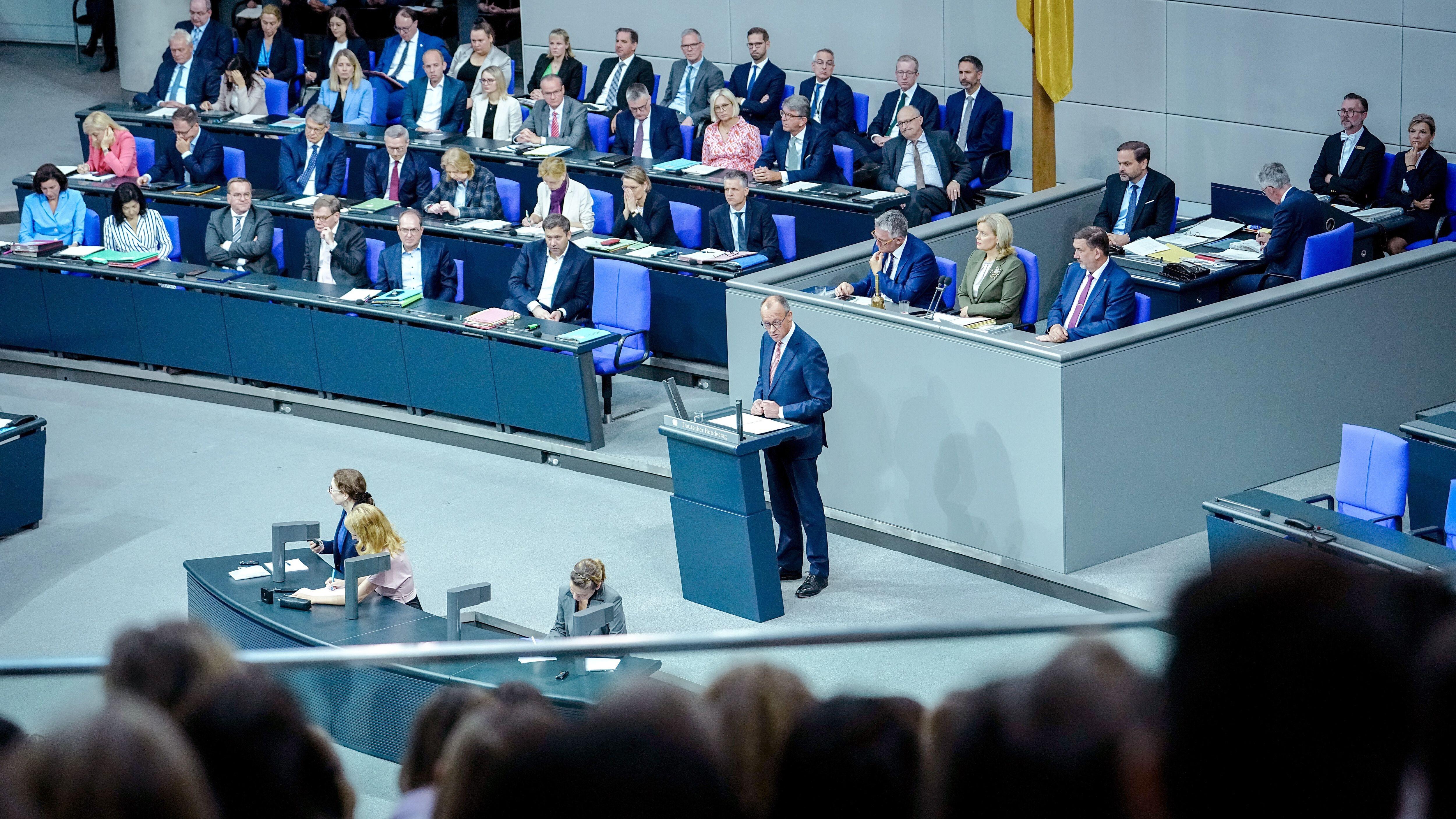 Berlin, 9.7.25: Bundeskanzler Friedrich Merz (CDU) spricht in der Generaldebatte zum Haushalt im Plenum des Bundestags. 