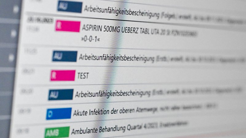 Auf einem Bildschirm in der E-Health-Showpraxis der Kassenärztlichen Vereinigung Berlin ist eine elektronische Patientenakte ePA dargestellt