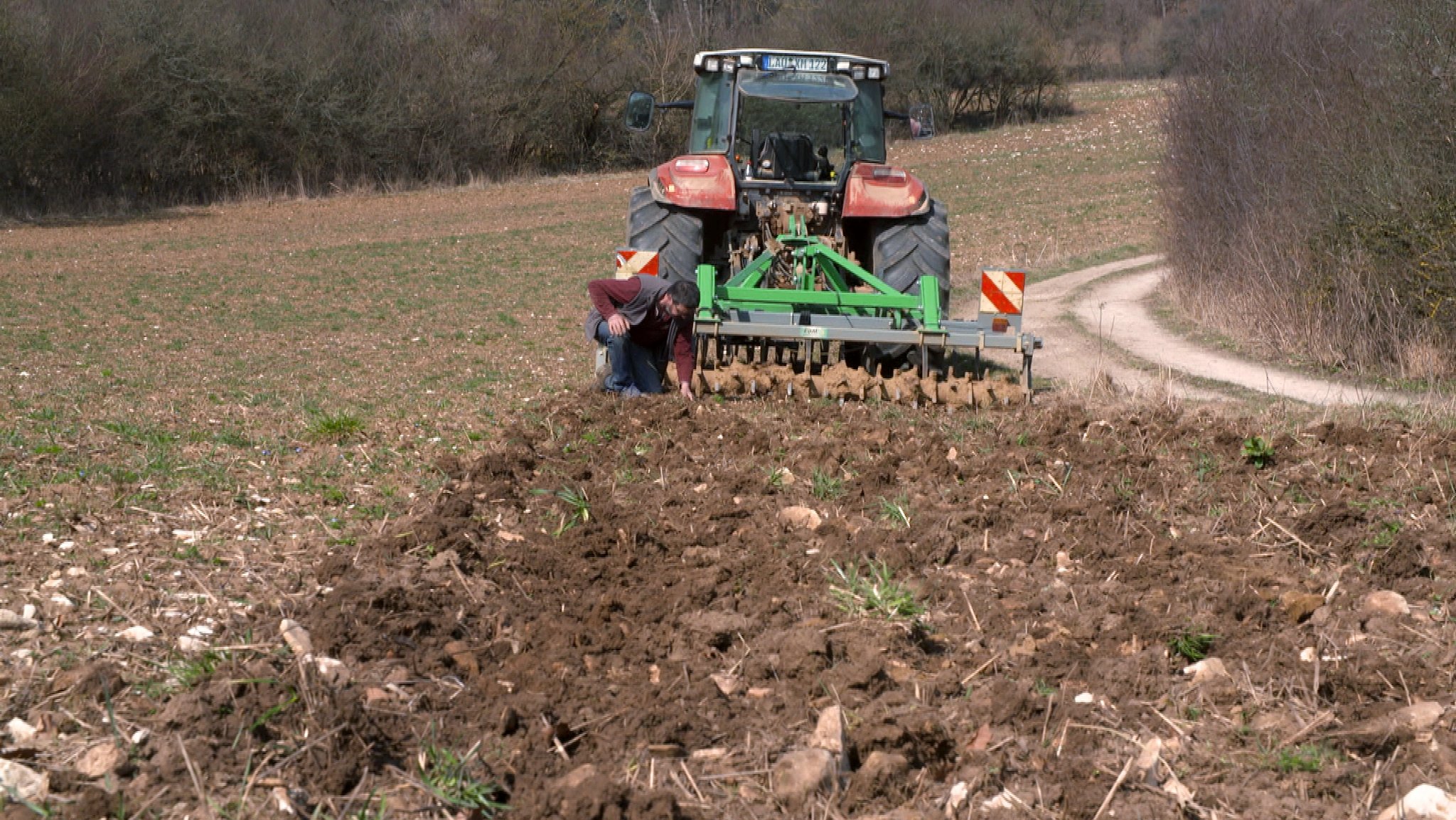 Grubber fährt über Acker