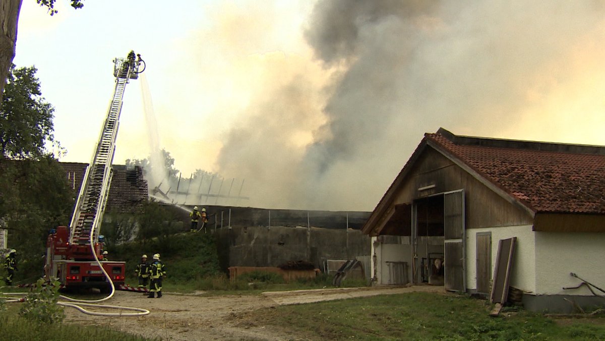 Feuer auf Bauernhof bei Freising - Flugverkehr beeinträchtigt