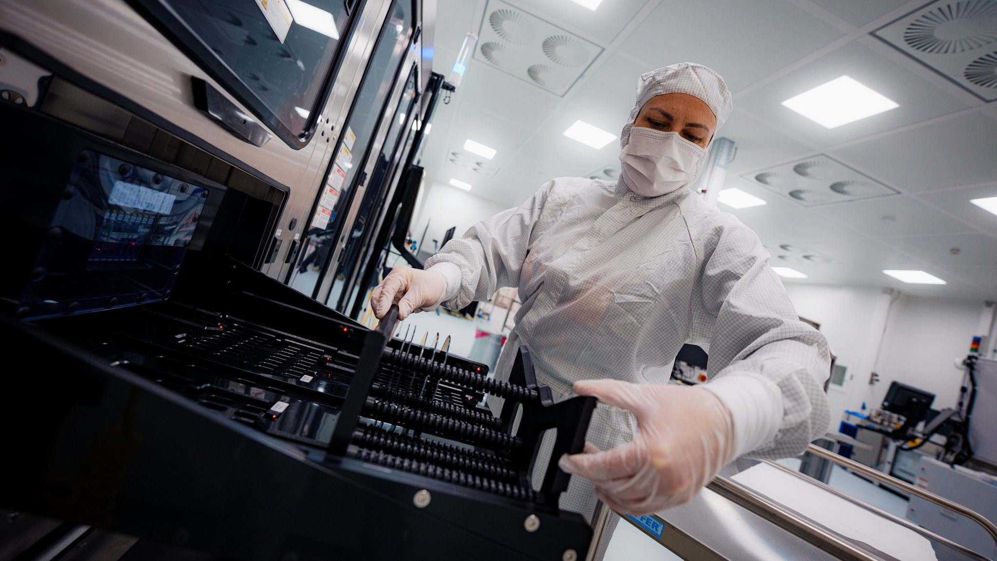 In der Photon-counting Sensor Fab von Siemens Healthineers in Forchheim: Verarbeitung von Wafer | Bild: Siemens Healthineers / Heiko Jahe In der Photon-counting Sensor Fab von Siemens Healthineers in Forchheim: Verarbeitung von Wafer