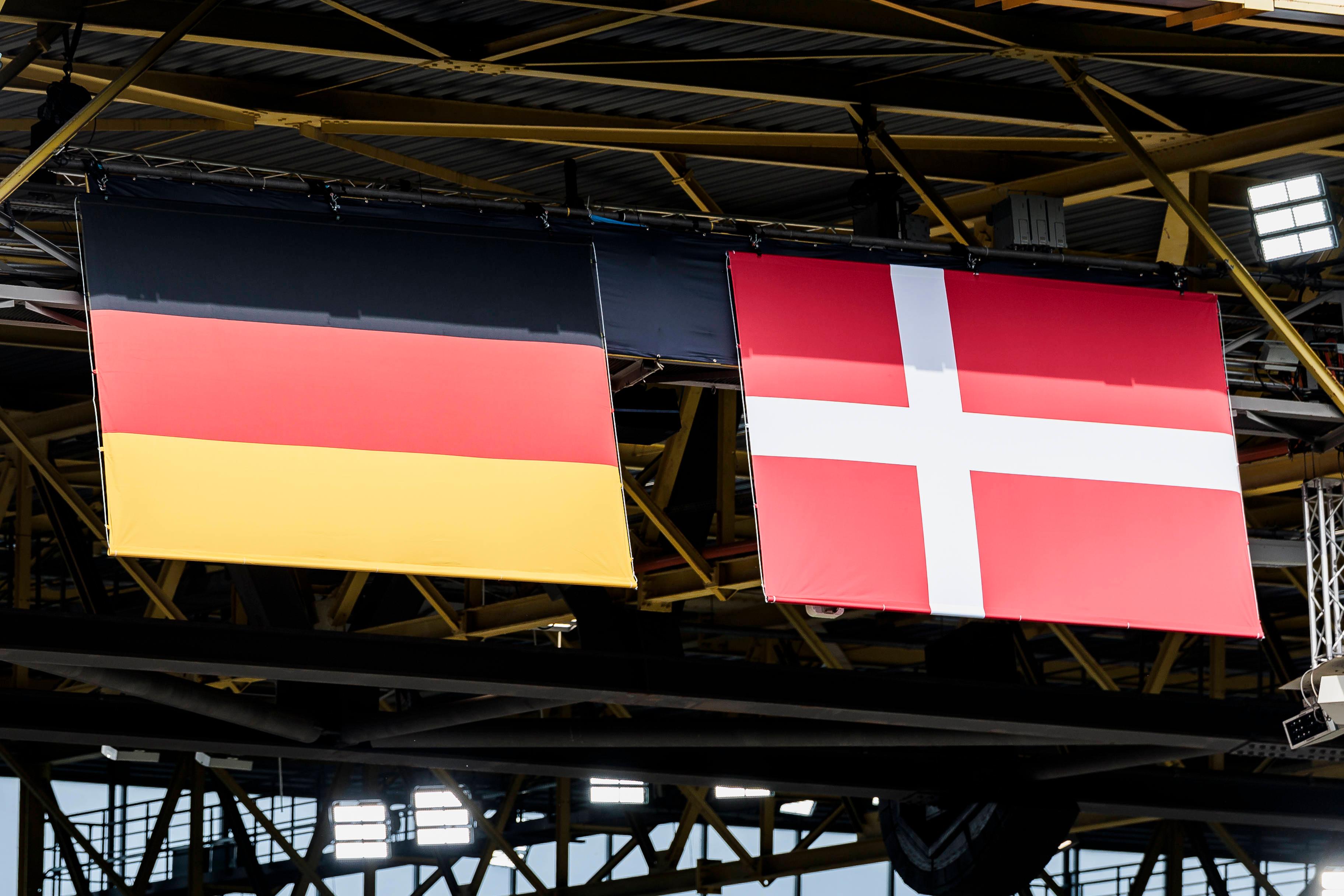 Dortmunder Westfalenstadion mit Flaggen Deutschland - Dänemark