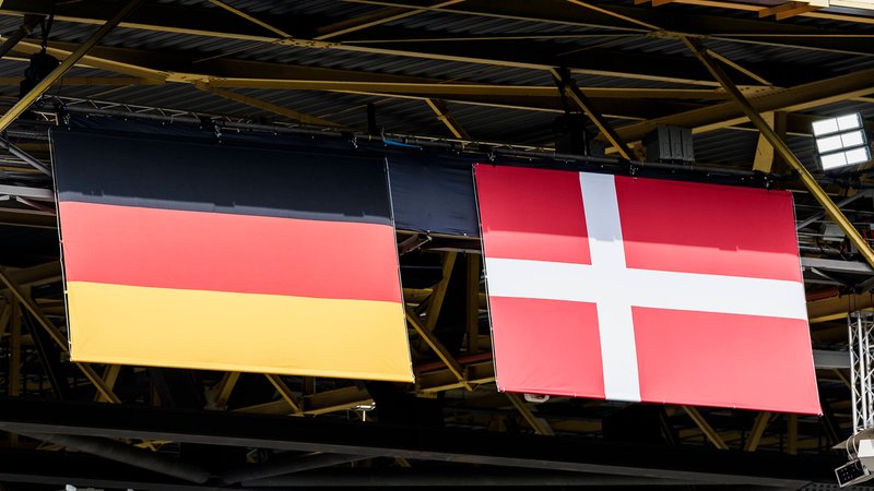 Dortmunder Westfalenstadion mit Flaggen Deutschland - Dänemark