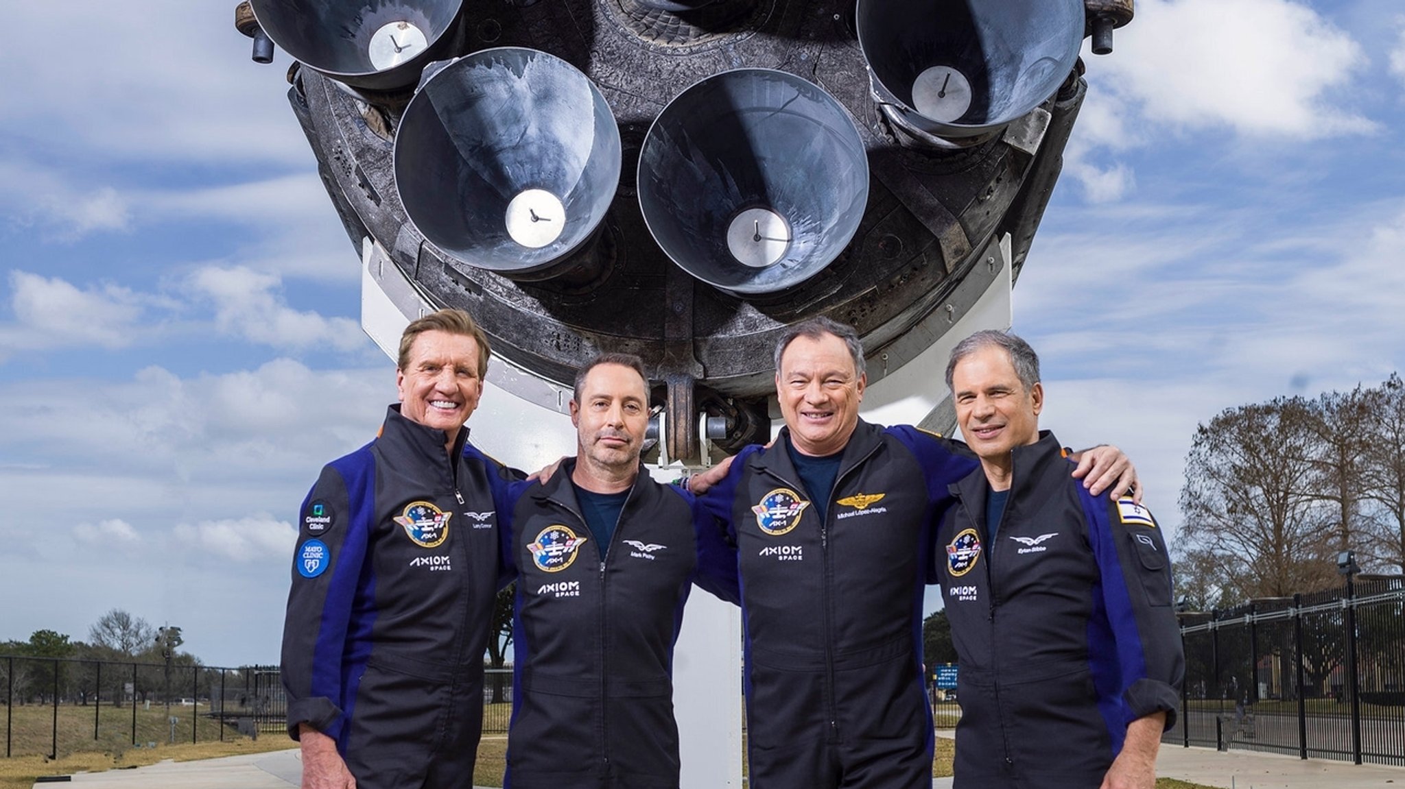 Die Crew der ersten privaten ISS-Mission AX-1, durchgeführt im April 2022 vom Raumfahrtunternehmen Axiom Space. Von links nach rechts: Larry Connor (USA), Mark Pathy (Kanada), Michael López-Alegría (USA, Spanien) und Eytan Stibbe (Israel)