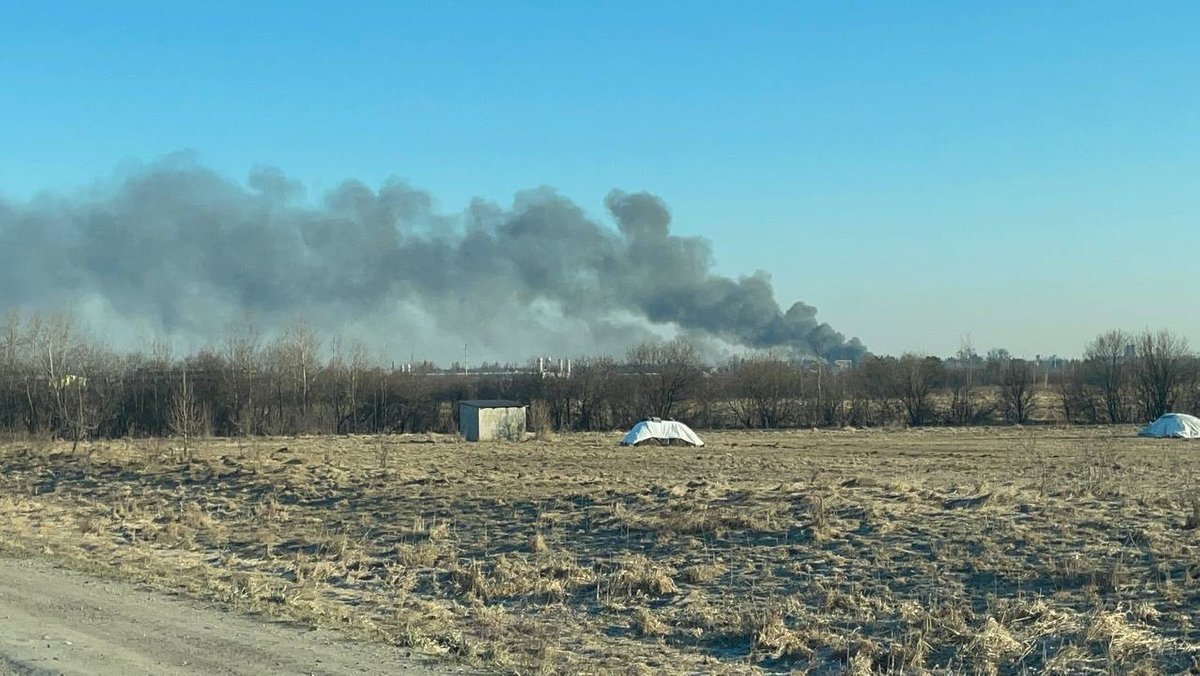 Nach russischen Luftangriffen stehen Rauchwolken über der Innenstadt von Lwiw in der Westukraine 