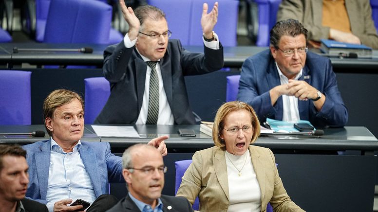 Im Bundestag sollen künftig strengere Regeln für Abgeordnete gelten.  | Bild:dpa-Bildfunk/Kay Nietfeld