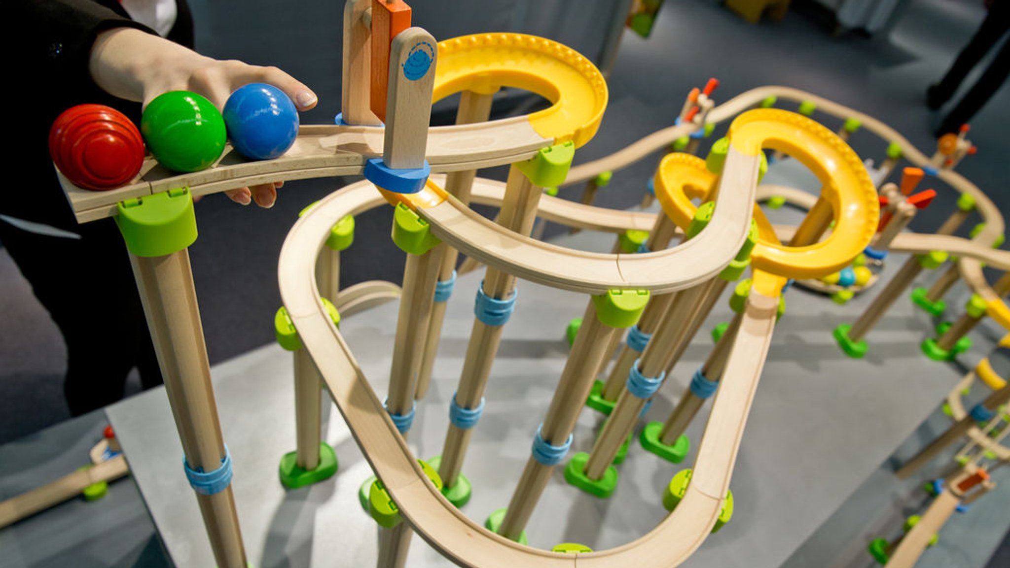 Die Kugelbahn Kullerbü ist in Nürnberg während der Internationalen Spielwarenmesse am Stand von Haba zu sehen. Der oberfränkische Spielwarenhersteller Haba Sales GmbH & Co. KG hat beim Amtsgericht Coburg einen Antrag auf Insolvenz in Eigenverwaltung gestellt.