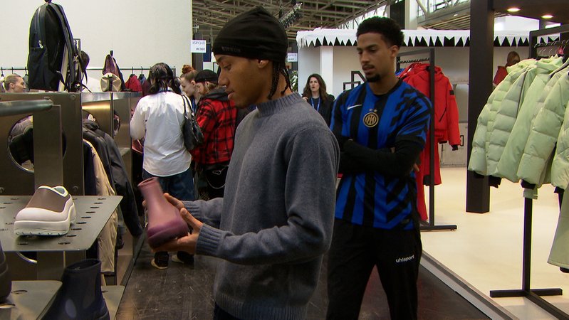 Aussteller und Interessenten auf der Sportartikelmesse ISPO | Bild: Bayerischer Rundfunk 2025 Aussteller und Interessenten auf der Sportartikelmesse ISPO