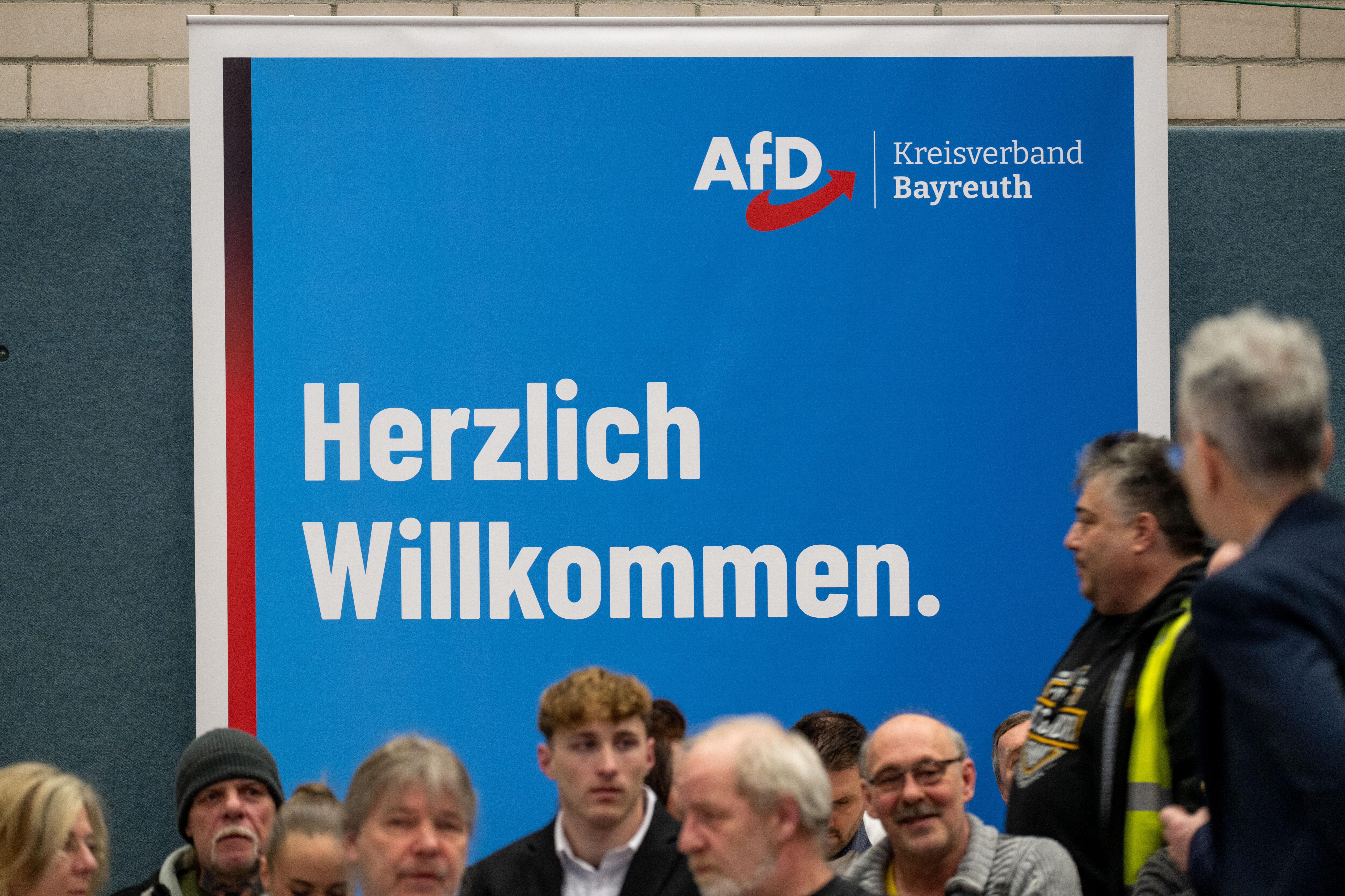 "Herzlich Willkommen." steht auf einem Plakat der AfD bei einer Wahlveranstaltung in Seybothenreuth im Landkreis Bayreuth.