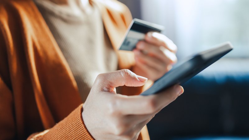 Online-Bezahlung per Smartphone und Kreditkarte von zu Hause aus. | Bild: stock.adobe.com/oatawa Online-Bezahlung per Smartphone und Kreditkarte von zu Hause aus.