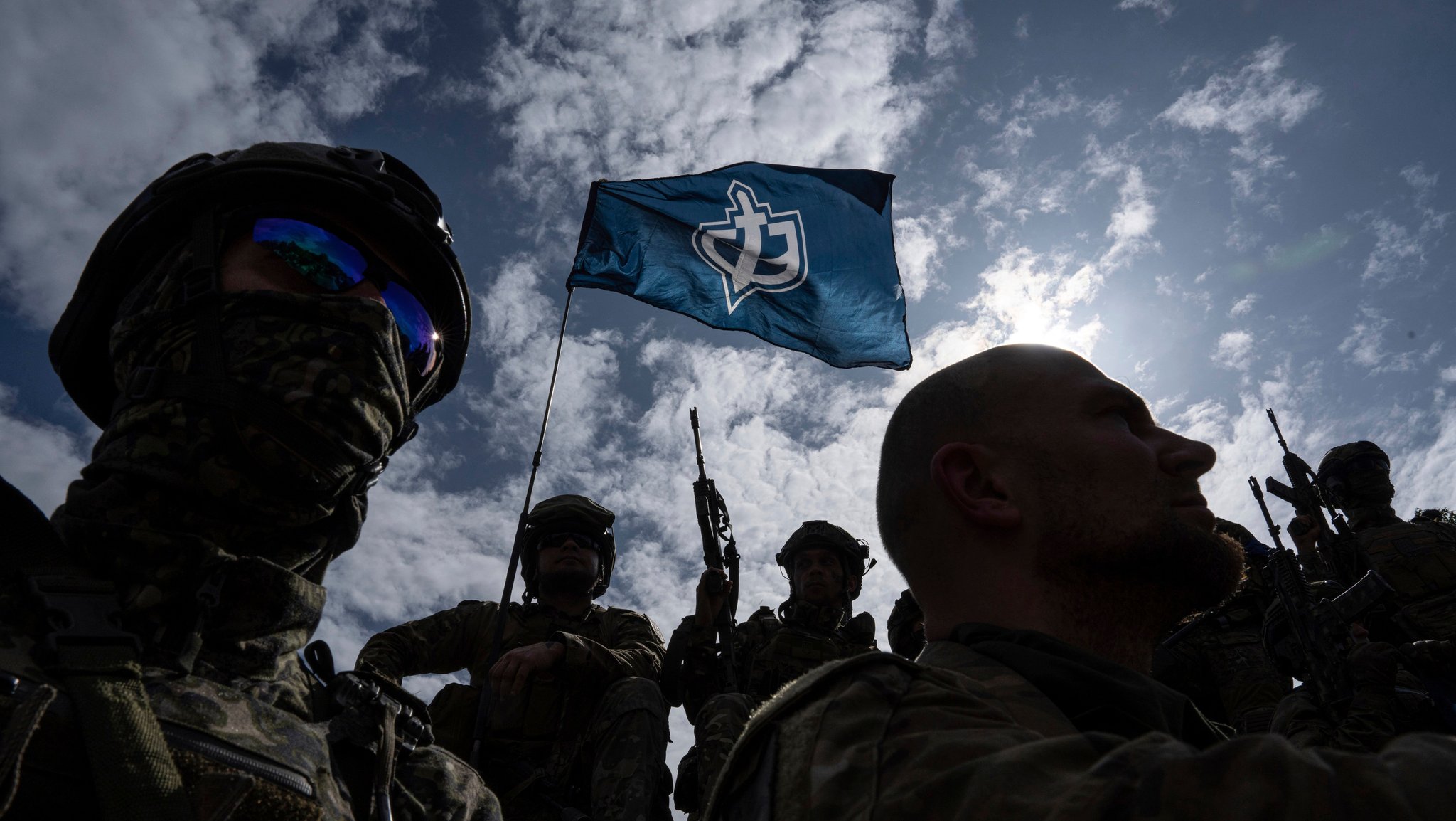 Kämpfer des Freiwilligenkorps aus russischen Bürgern stehen während einer Pressekonferenz unweit der Grenze im Oblast Sumy auf einem Mannschaftstransportwagen. (Archivbild)