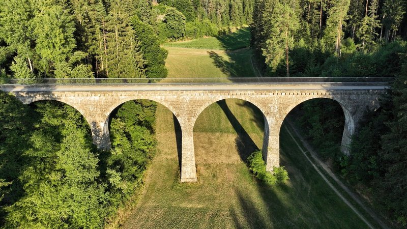 Die "Hoibrücke" bei Ursensollen ist etwa 1905 gebaut worden. Ein Freizeitsportler schraubt Kletterhaken in historische Brücke. | Bild: Markus Raum Die "Hoibrücke" bei Ursensollen ist etwa 1905 gebaut worden. Ein Freizeitsportler schraubt Kletterhaken in historische Brücke.