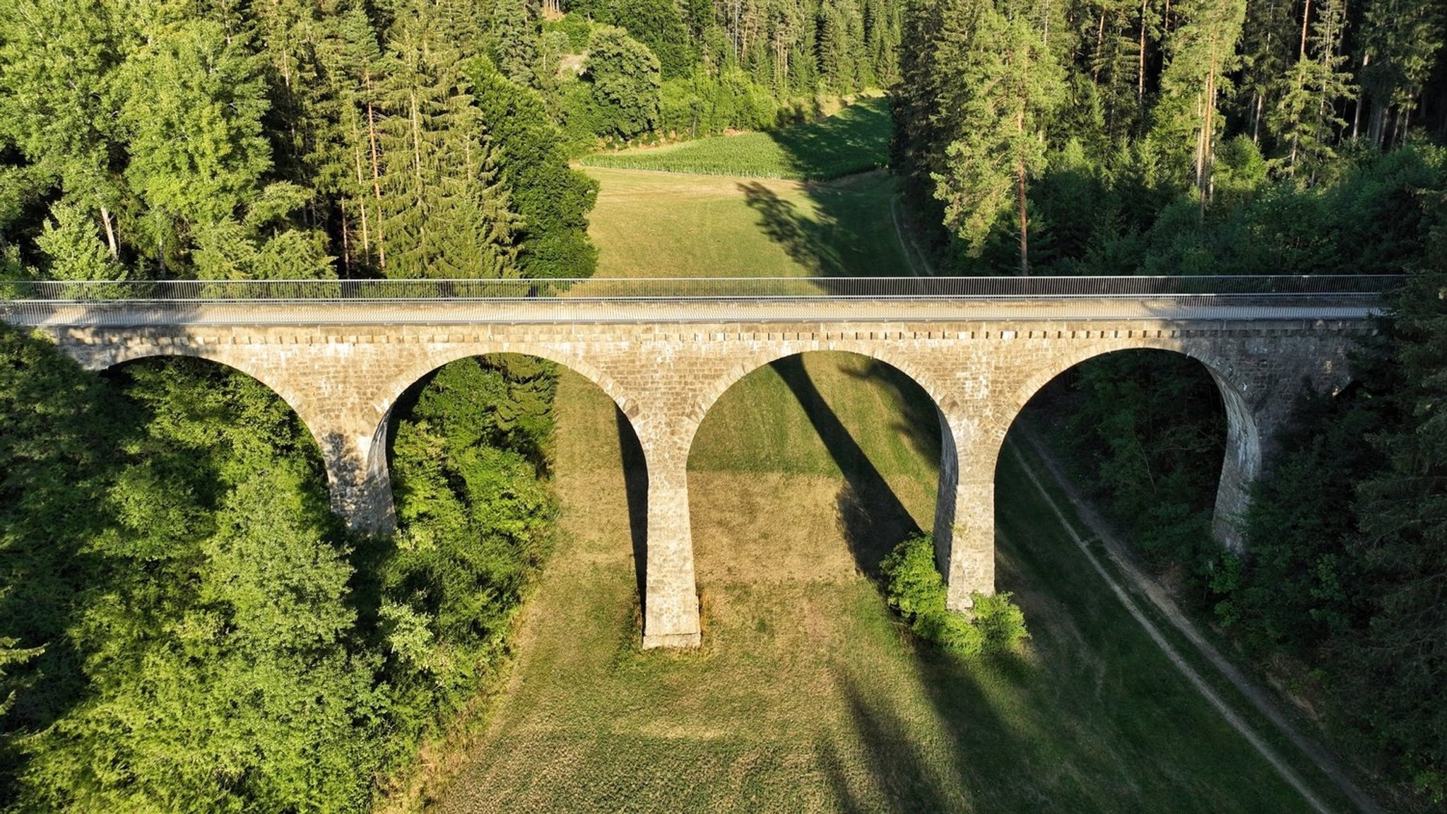 Die "Hoibrücke" bei Ursensollen ist etwa 1905 gebaut worden. Ein Freizeitsportler schraubt Kletterhaken in historische Brücke.