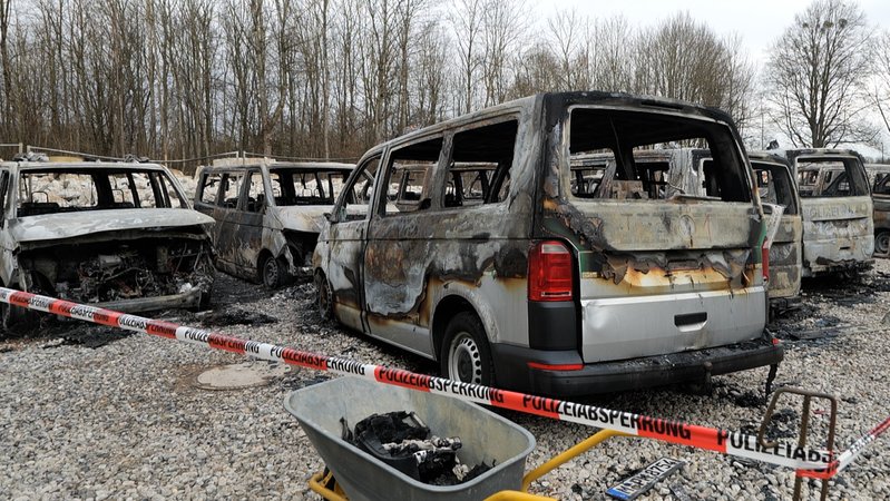 Auf dem Parkplatz der Polizeihundestaffel in München stehen mehrere völlig ausgebrannte Autowracks, umschlossen von einem rot-weißen Absperrband der Polizei. | Bild: BR/Frank Jordan Auf dem Parkplatz der Polizeihundestaffel in München stehen mehrere völlig ausgebrannte Autowracks, umschlossen von einem rot-weißen Absperrband der Polizei.