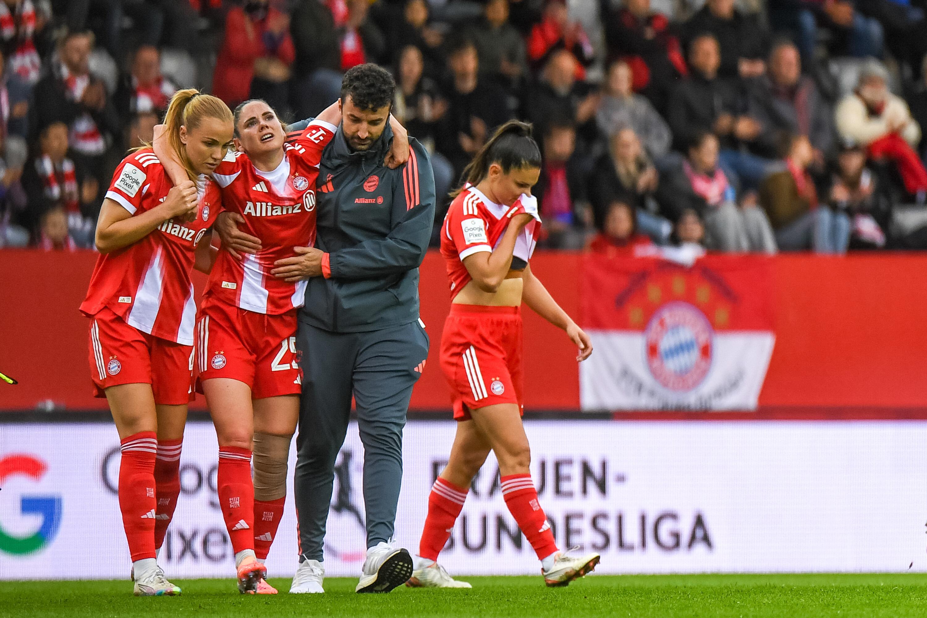 Sarah Zadrazil wird beim verlassen des Platzes gestützt