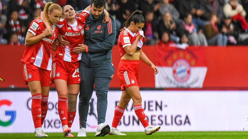 Sarah Zadrazil wird beim verlassen des Platzes gestützt | Bild: picture alliance / BEAUTIFUL SPORTS Sarah Zadrazil wird beim verlassen des Platzes gestützt