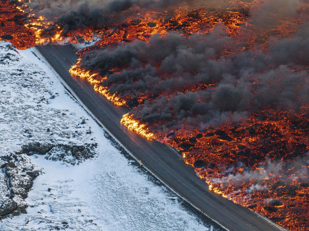 ARCHIV - 08.02.2024, Island, Grindavik: Lava fließt über die Hauptstraße nach Grindavík auf die Straße zur Blauen Lagune. Auf Island ist es erneut zu einem Vulkanausbruch gekommen. Foto: Marco Di Marco/AP/dpa +++ dpa-Bildfunk +++