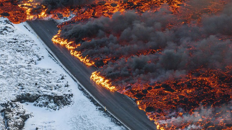 ARCHIV - 08.02.2024, Island, Grindavik: Lava fließt über die Hauptstraße nach Grindavík auf die Straße zur Blauen Lagune. Auf Island ist es erneut zu einem Vulkanausbruch gekommen. Foto: Marco Di Marco/AP/dpa +++ dpa-Bildfunk +++