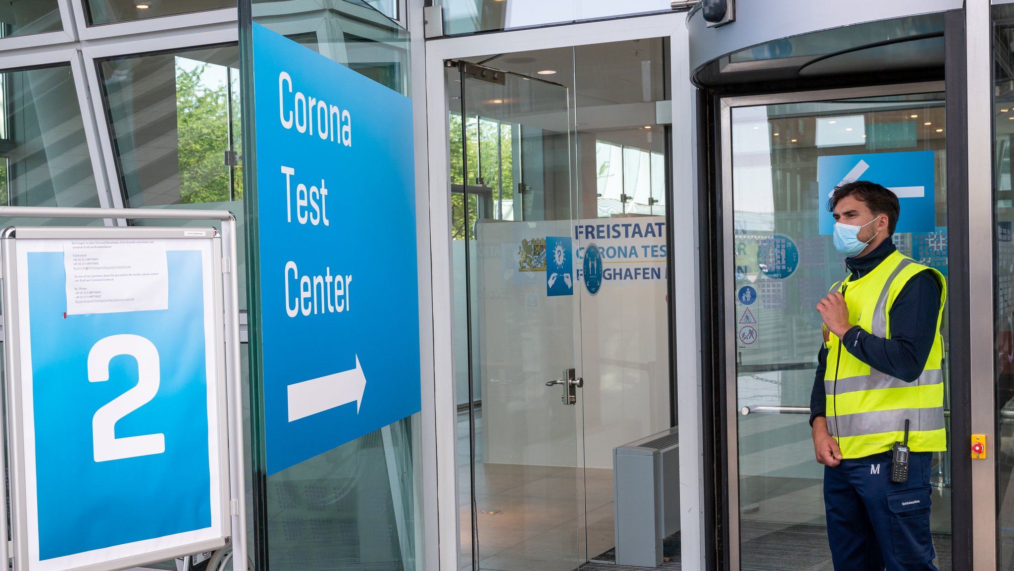 München: Ein Schild mit der Aufschrift "Corona Test Center" weist den Weg zum Corona-Testzentrum am Münchner Flughafen. 